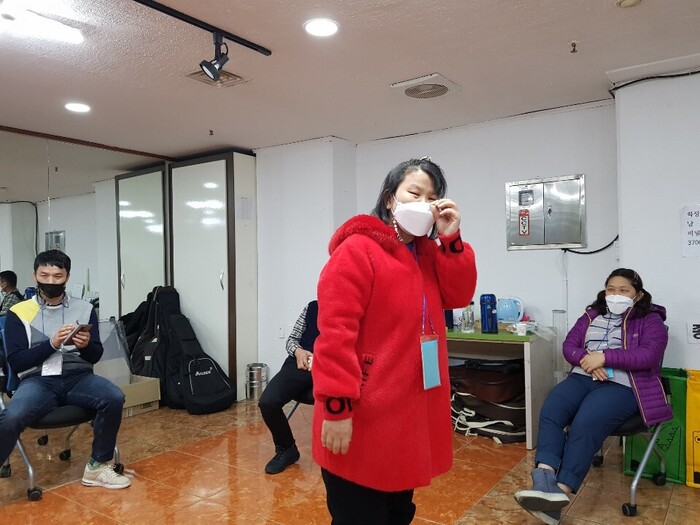 무슨 직업인지 몸으로 표현하기를 하는 유영신 사진