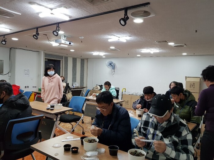 점심식사 하는 모습 코로나로 서로 등을 보고 점심식사 하는 사진