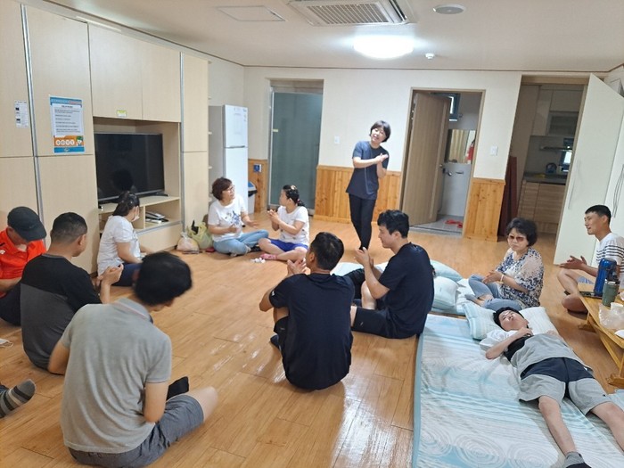 김정옥 국장님 춤추며 노래하는 사진 김정옥 국장님 춤추며 노래하는 사진