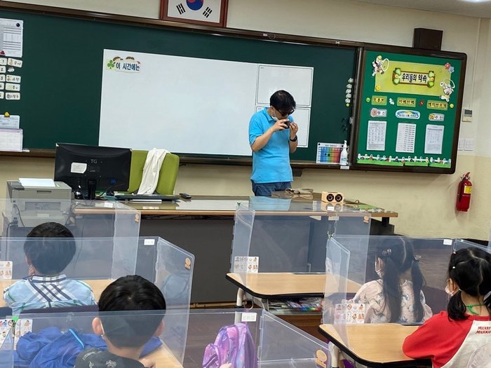 오카리나를 연주하는 강사 모습 오카리나를 연주하는 강사 모습