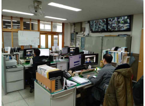 각 자리에서 개별적으로 온라인 교육을 듣고 있는 직원들 모습 각 자리에서 개별적으로 온라인 교육을 듣고 있는 직원들 모습