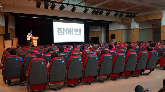 푸른도시가꾸기사업소 직원들에게 강의하는 김경미 강사모습 푸른도시가꾸기사업소 직원들에게 강의하는 김경미 강사모습