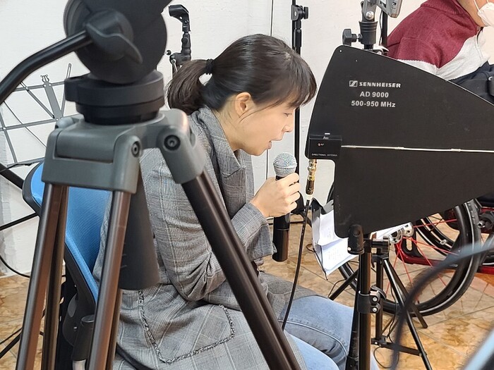 화면해설을 하고 있는 성우 화면해설을 하고 있는 성우