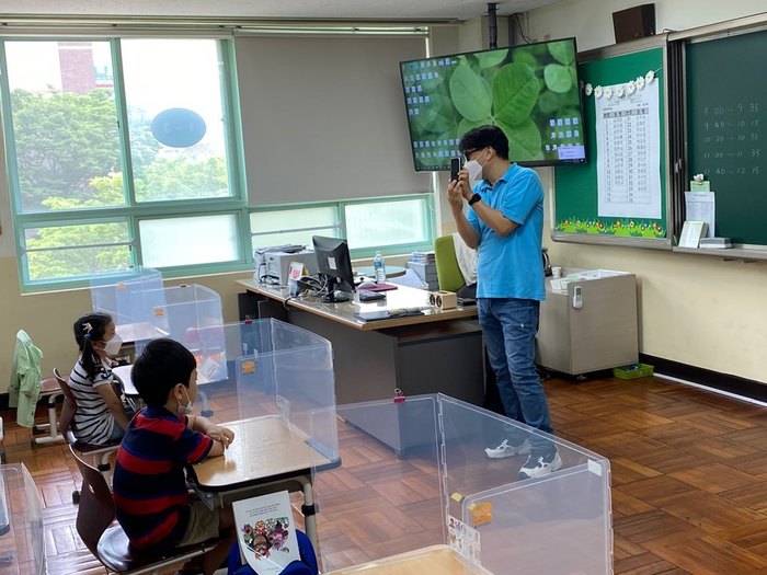 스마트폰 활용법을 시연하는 강사 모습 스마트폰 활용법을 시연하는 강사 모습