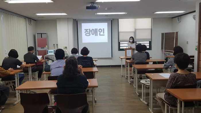 소망노인재가센터 직원들에게 강의하는 김경미 강사 모습
