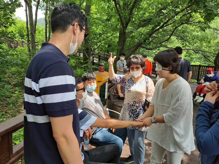 김정옥 국장님이 눈 가리고 손 만져서 이름 맞추기 중 김정옥 국장님이 눈 가리고 손 만져서 이름 맞추기 중
