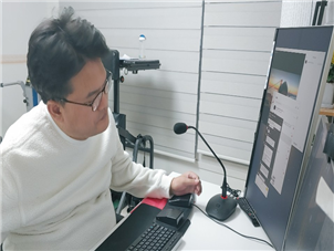 zoom 으로 비대면 강의를 하고 있는 최규현 강사모습 zoom 으로 비대면 강의를 하고 있는 최규현 강사모습
