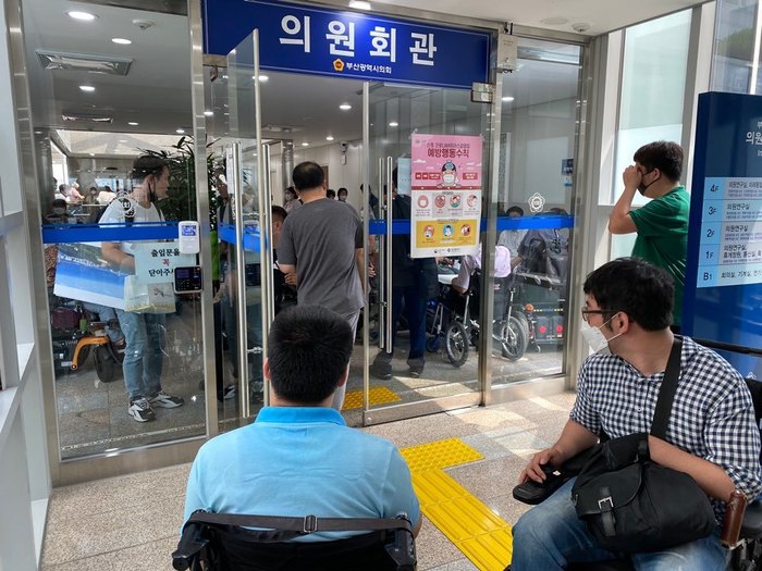 시의원회관 내에서 피켓시위를 하는모습 시의원회관 내에서 피켓시위를 하는모습