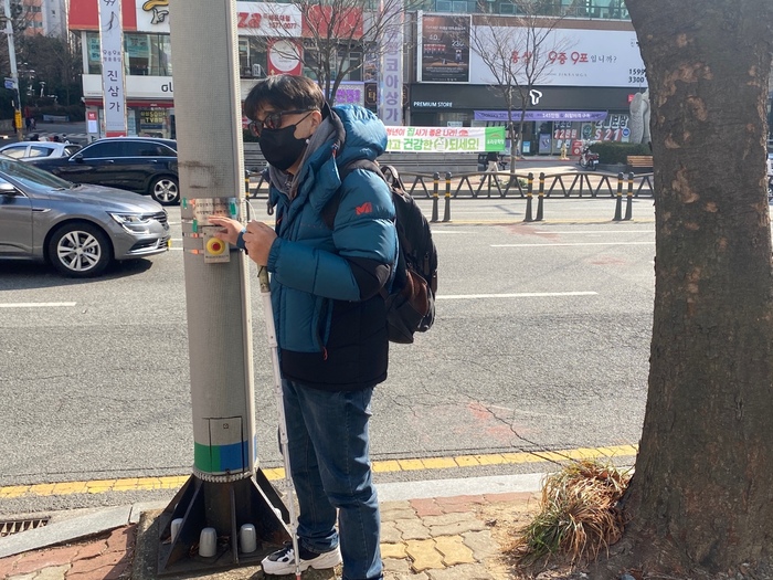 음향신호기를 누르며 고장을 확인하는 모습 음향신호기를 누르며 고장을 확인하는 모습