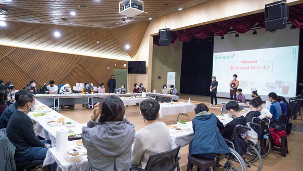 강사분이 요리설명하는 사진 강사분이 요리설명하는 사진