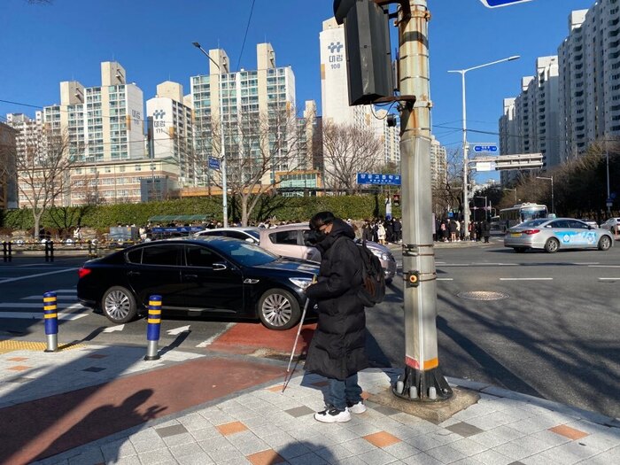 건널목 가장자리에 자전거도로를 지나서 설치된 음향신호기 모습 건널목 가장자리에 자전거도로를 지나서 설치된 음향신호기 모습