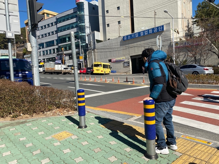 볼라드를 지나 점자블록 끝나는지점에서 음향신호기를 찾아가는 모습 볼라드를 지나 점자블록 끝나는지점에서 음향신호기를 찾아가는 모습