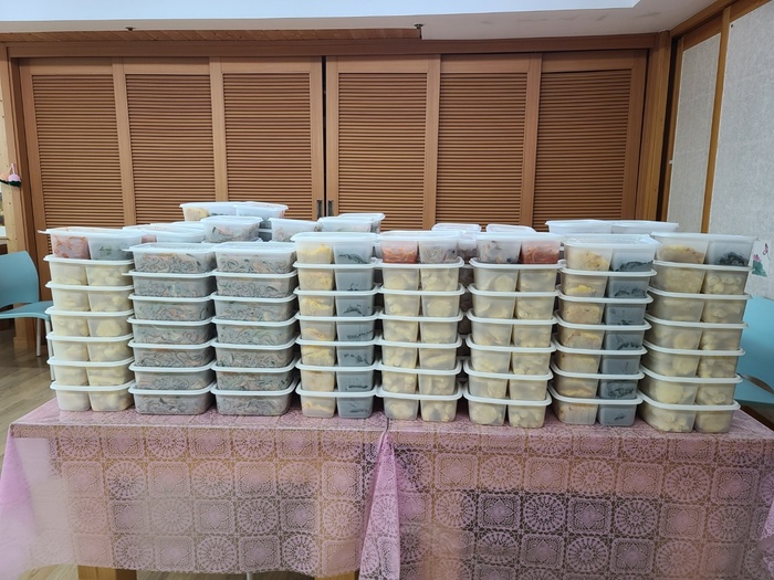 만든 음식들을 일회용 용기에 담아 쌓아 놓은 사진 만든 음식들을 일회용 용기에 담아 쌓아 놓은 사진