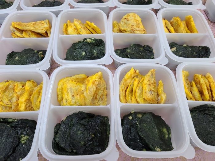 매생이전,동태전을 일회용 용기에 담은 사진 매생이전,동태전을 일회용 용기에 담은 사진