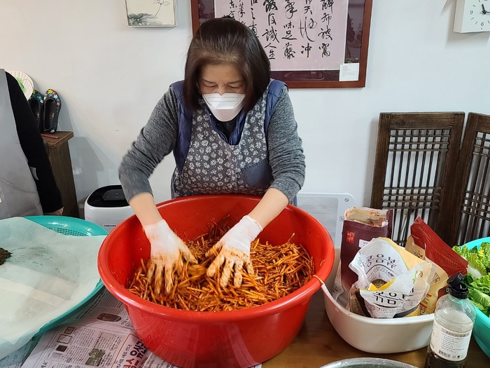 무생채 무치는 자원봉사자 사진 무생채 무치는 자원봉사자 사진