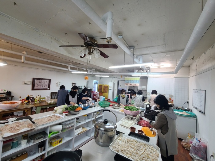 동련재에서 명절음식만들기를 하는 전체 사진 동련재에서 명절음식만들기를 하는 전체 사진
