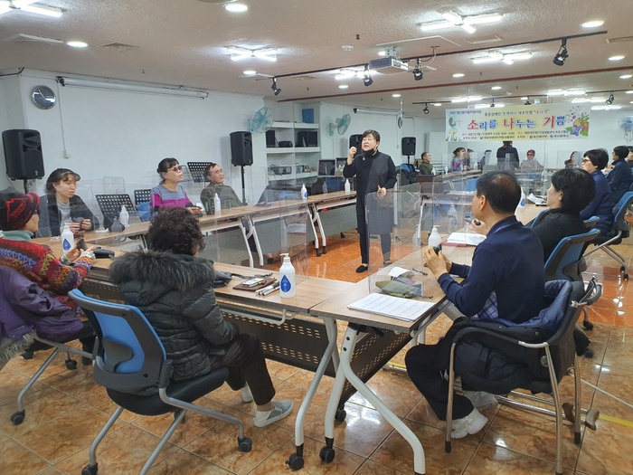 강사님 설명 듣고 있는 소나기 회원들 모습 강사님 설명 듣고 있는 소나기 회원들 모습
