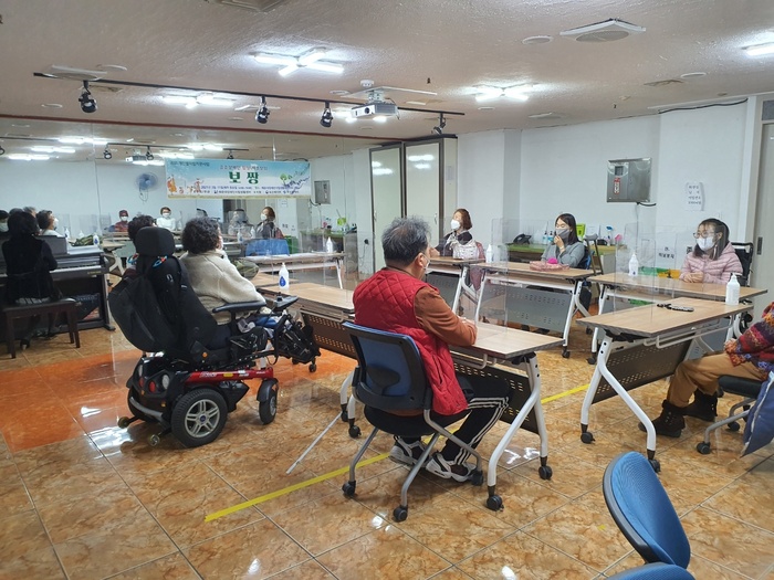 강사님 피아노 치며 보짱 회원들 합창하는 모습 강사님 피아노 치며 보짱 회원들 합창하는 모습