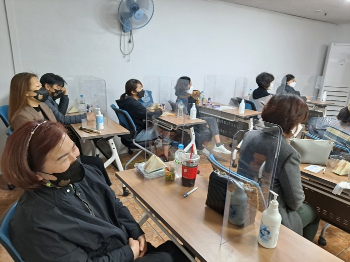 장애인식개선교육 강의 듣는 중 장애인식개선교육 강의 듣는 중