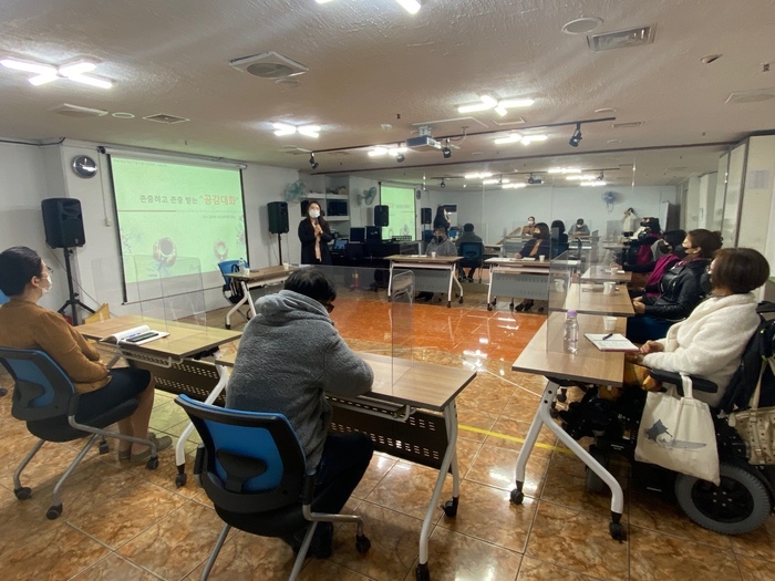 교육을 듣고 있는 직원들 사진 교육을 듣고 있는 직원들 사진