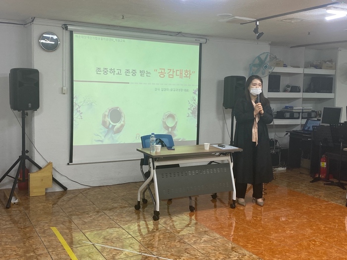 강의를 하는 강사 사진 강의를 하는 강사 사진
