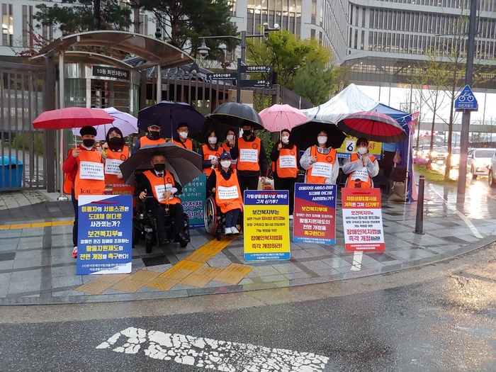 시위 참가 한 활동가들 단체 사진 시위 참가 한 활동가들 단체 사진