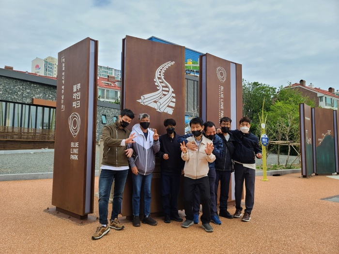 블루라인파크 입구에서 단체 사진 블루라인파크 입구에서 단체 사진