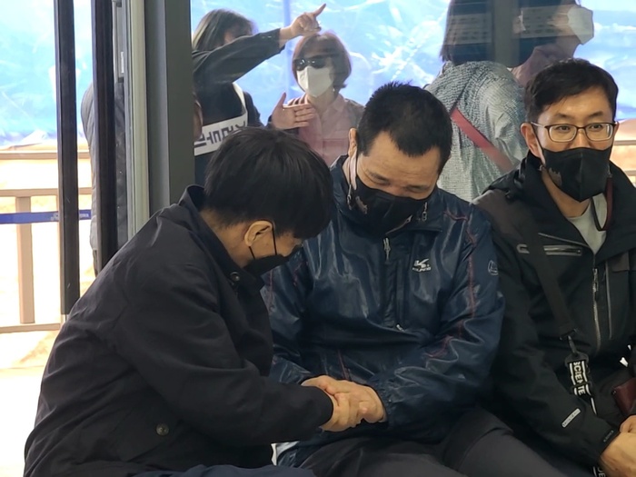 이강이씨와 김철근씨가 서로 손을 잡으며 반가워 하는 모습 이강이씨와 김철근씨가 서로 손을 잡으며 반가워 하는 모습