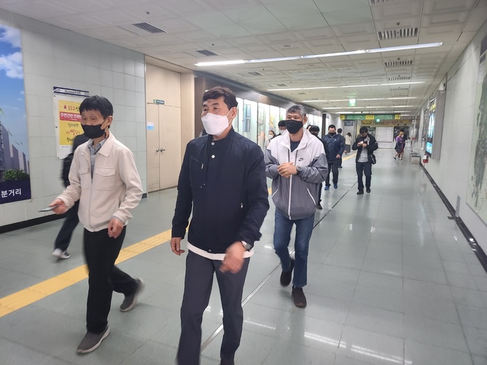 지하철을 타러 걸어가는 사진 지하철을 타러 걸어가는 사진