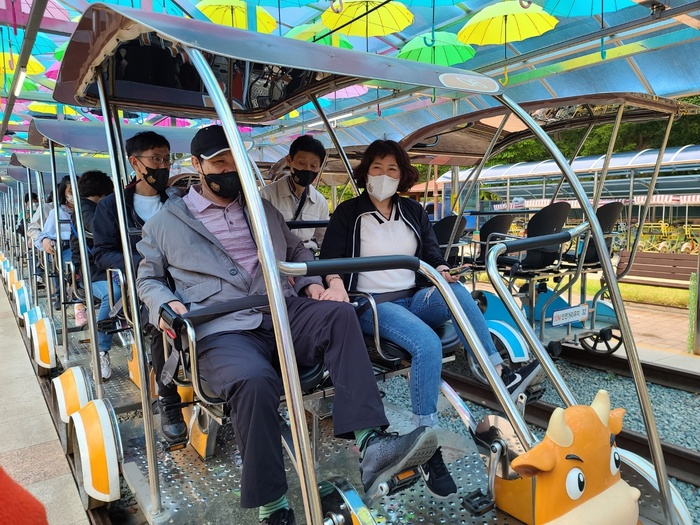 레일바이크 탑승해서 출발 준비 중인 사진 레일바이크 탑승해서 출발 준비 중인 사진