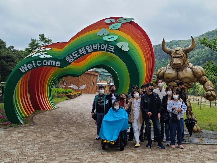 청도 레일바이크 정문에서 찍은 단체 사진 청도 레일바이크 정문에서 찍은 단체 사진