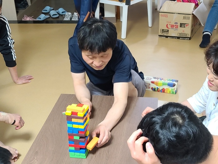 이경우씨 젠가 게임하는 사진 이경우씨 젠가 게임하는 사진