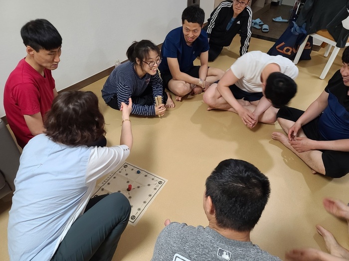 둘러앉아 윷놀이 하는 사진 둘러앉아 윷놀이 하는 사진