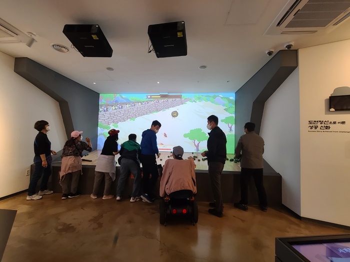 모래주머니 던지기 게임을 하고 있는 전체 사진 모래주머니 던지기 게임을 하고 있는 전체 사진