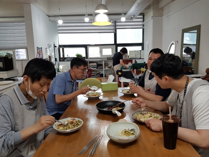 요리후 맛있게 먹는 전체 모습 요리후 맛있게 먹는 전체 모습