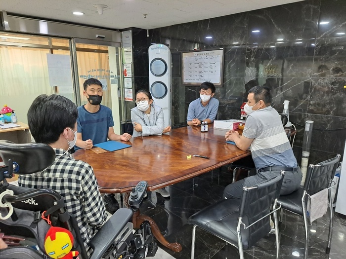 주거지원단과 함께 시상자들 테이블에 앉아 이야기하는 사진 주거지원단과 함께 시상자들 테이블에 앉아 이야기하는 사진