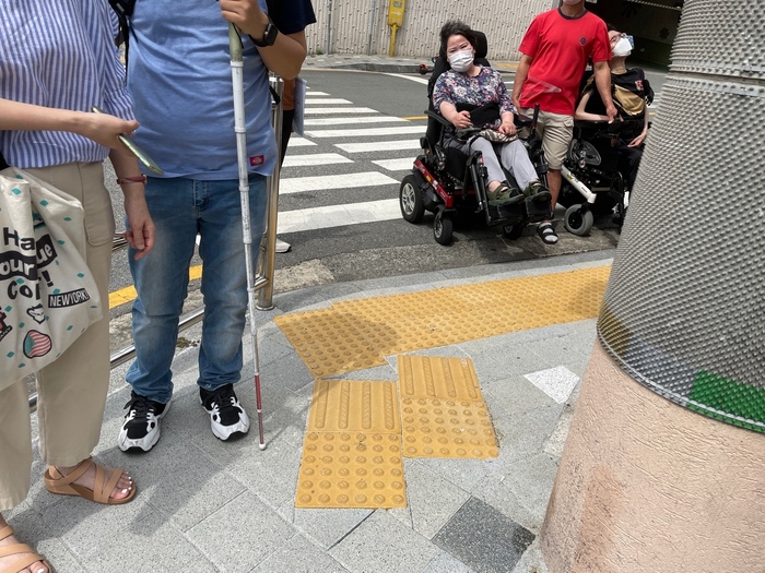 건널목의 선형블록 방향이 틀린 사진 건널목의 선형블록 방향이 틀린 사진