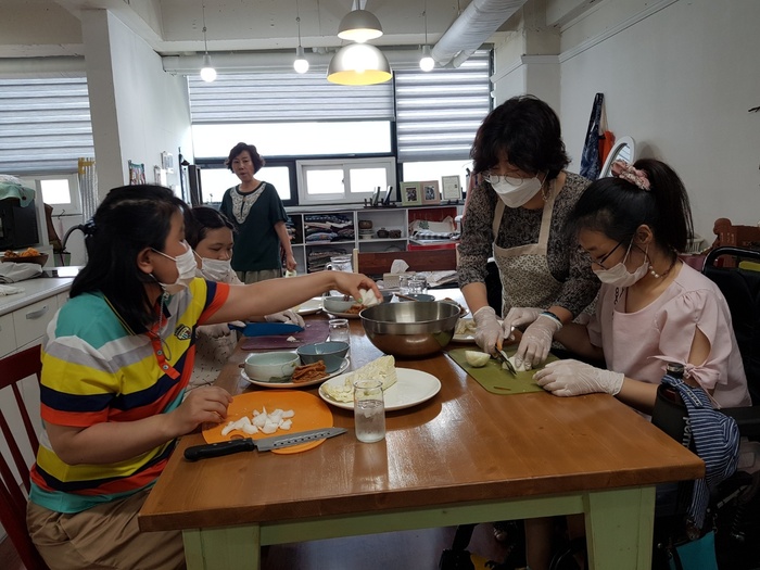 야채 썰고 있는 전체 모습 야채 썰고 있는 전체 모습