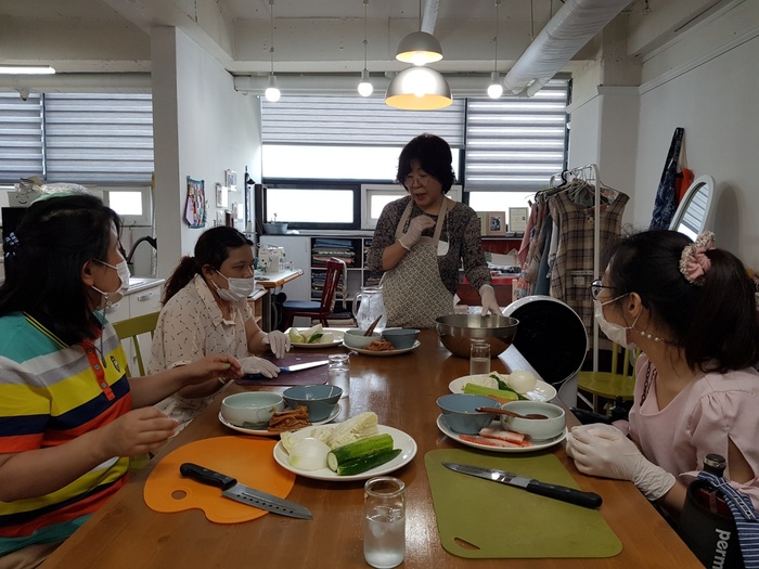 요리전 강사님에게 설명 듣는 마리원 거주인들 요리전 강사님에게 설명 듣는 마리원 거주인들