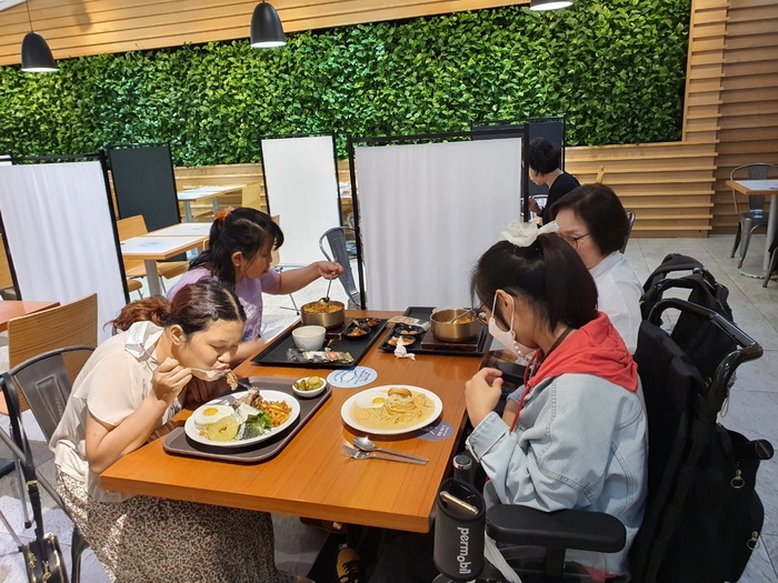 신세계 백화점 식당가에 체험홈 마리두 거주인들 식사하는 모습 신세계 백화점 식당가에 체험홈 마리두 거주인들 식사하는 모습