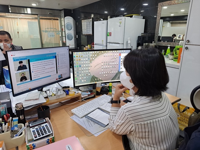 유튜브 교육을 컴퓨터로 시청하고 있는 김정옥 국장 사진 유튜브 교육을 컴퓨터로 시청하고 있는 김정옥 국장 사진
