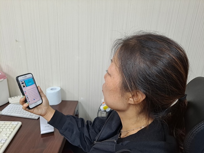 휴대폰으로 교육을 시청하고 있는 김정미 소장 사진 휴대폰으로 교육을 시청하고 있는 김정미 소장 사진
