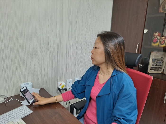 휴대폰으로 2일차교육을 시청하고 있는 김정미 소장 사진 휴대폰으로 2일차교육을 시청하고 있는 김정미 소장 사진