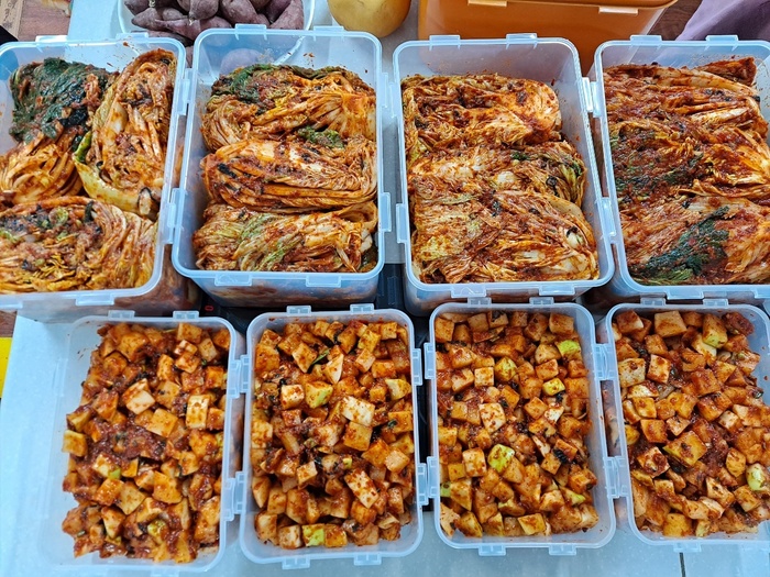 만들어진 김치를 통에 담아놓은 사진 만들어진 김치를 통에 담아놓은 사진