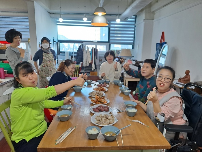 김장김치,수육과 함께 식사를 하는 사진