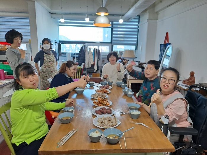 김장김치,수육과 함께 식사를 하는 사진 김장김치,수육과 함께 식사를 하는 사진