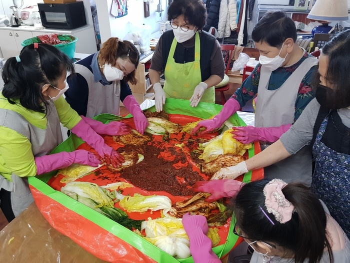 다같이 배추에 양념을 바르는 사진 다같이 배추에 양념을 바르는 사진