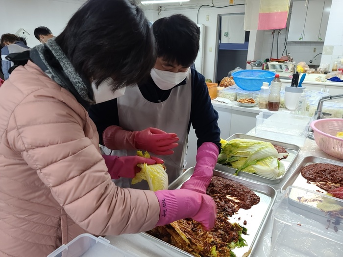 김정민씨 활동지원사와 함께 김치를 버무리는 사진 김정민씨 활동지원사와 함께 김치를 버무리는 사진
