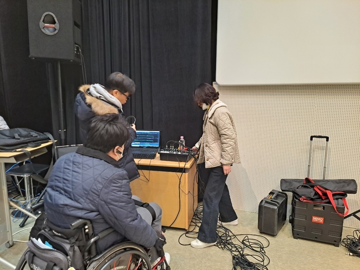 음향 셋팅하고 있는 이상훈 팀장님, 이경희씨, 최규현 감독님 모습 음향 셋팅하고 있는 이상훈 팀장님, 이경희씨, 최규현 감독님 모습