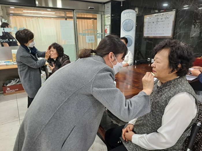 메이컵 봉사자 두분이 박귀옥, 송선희씨 메이컵 해주는 모습 메이컵 봉사자 두분이 박귀옥, 송선희씨 메이컵 해주는 모습